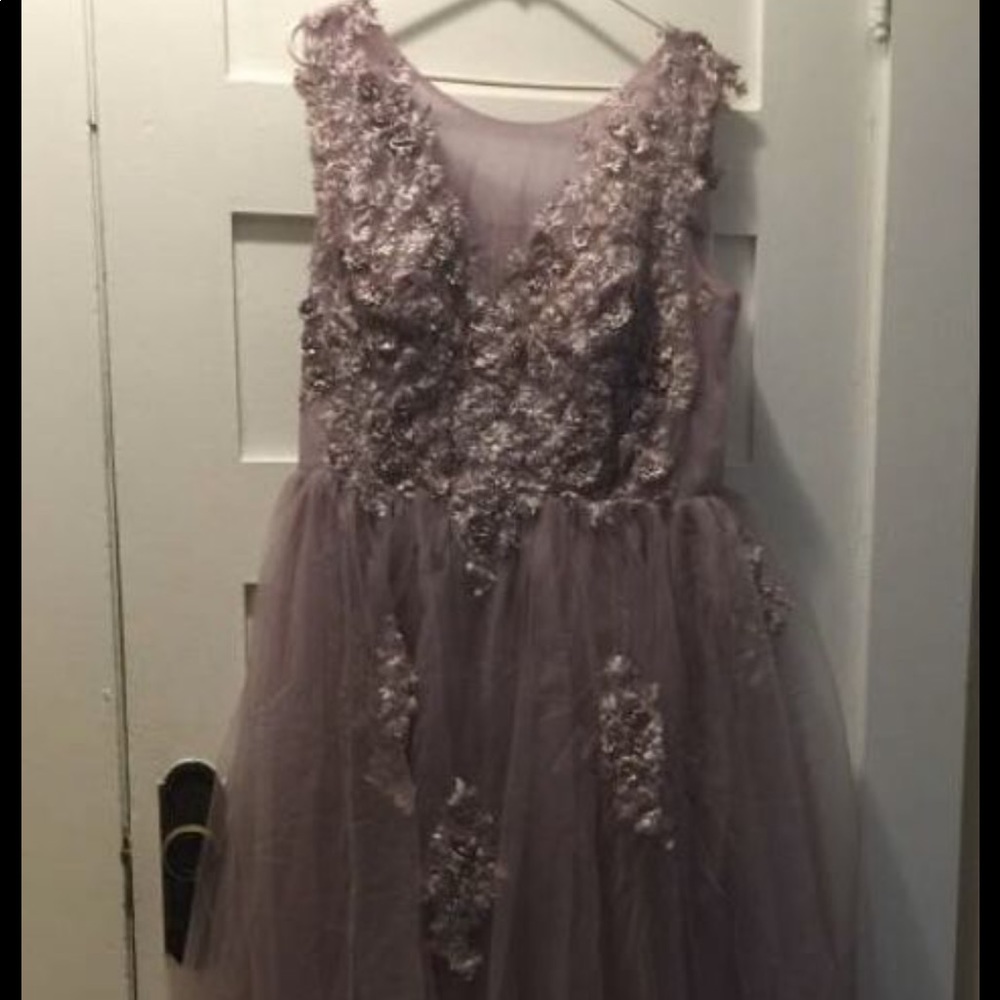 Stunning Flower dress (perfect for maternity pics)